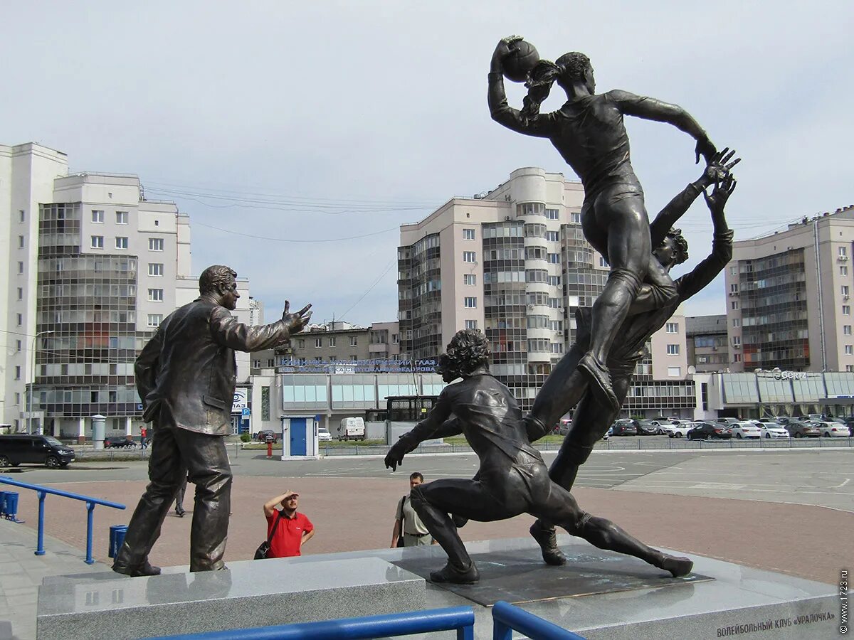 памятник александру попову екатеринбург. монументы екатеринбурга. памятник уралочка екатеринбург. памятник уралочке и карполю в екатеринбурге. известные памятники в екатеринбурге.