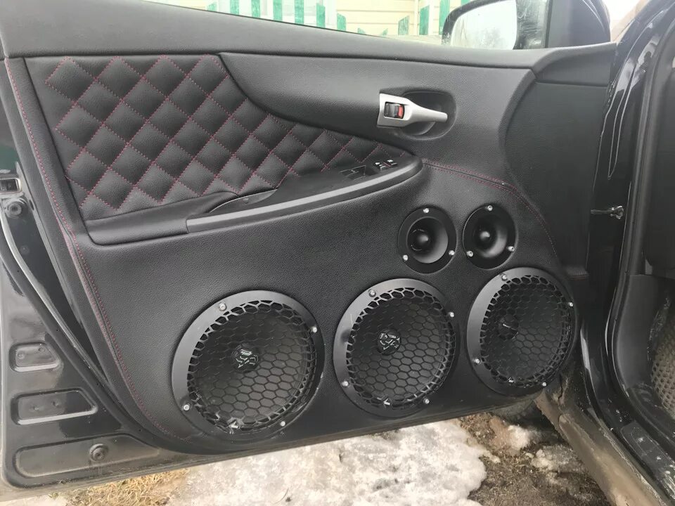 Дверная карта под музыку. Автозвук Тойота Королла 150 кузов. Тойота Королла 150 громкий фронт. Обшивки под фронт Тойота Королла 150. Подиумы Toyota Corolla 120 кузов.