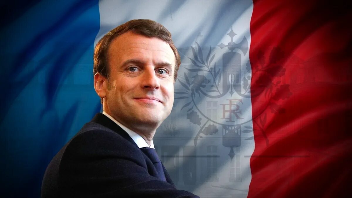 Эммануэль Макрон. Эммануэль Макрон на фоне флага Франции. Франция лидеры страны