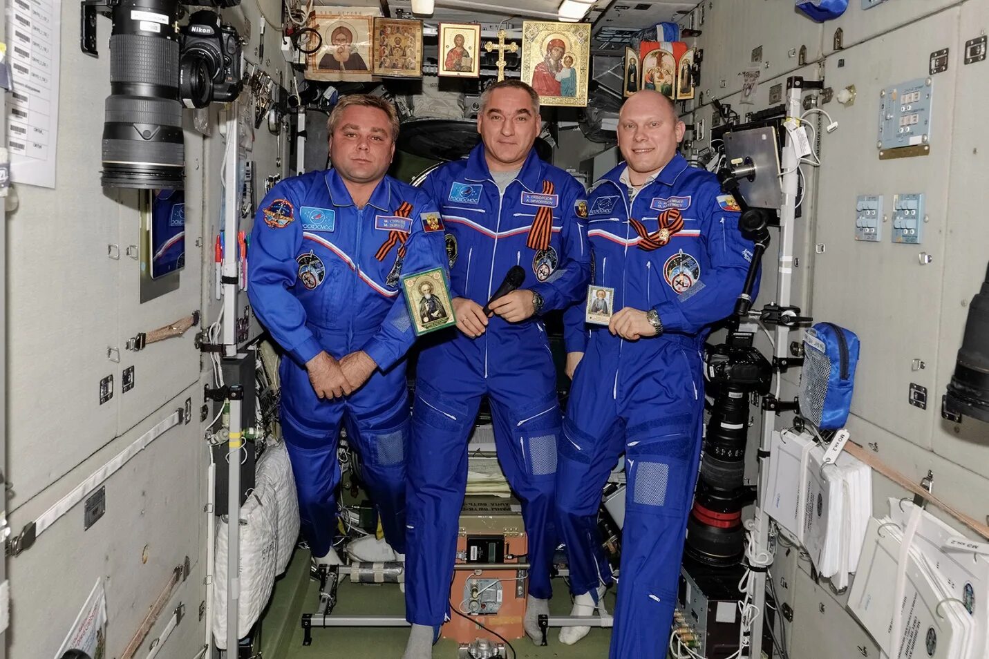 Какие космонавты находится космосе. Космонавты россии на мкс. космонавты с иконами на мкс. космическая станция мкс с космонавтами. космонавт олег артемьев на орбите.