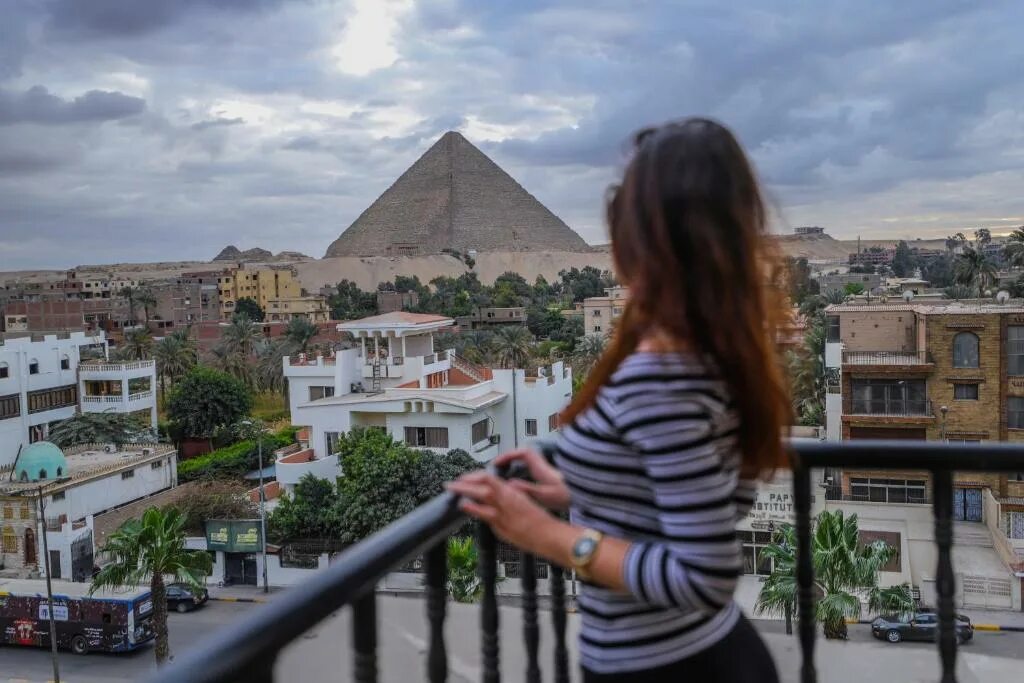 Сколько стоит каир. Giza Pyramids Hotel Каир. Хаят Каир пирамиды. Отель Тиба Каир. Отель в Каире с видом на сфинкса.