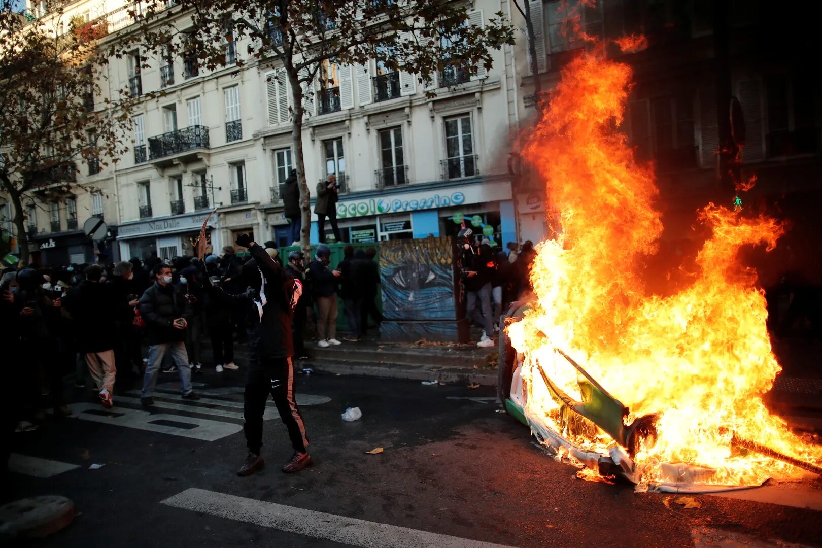 Протесты во Франции 2020. Протесты в Париже 2020. Протесты Франция погромы.