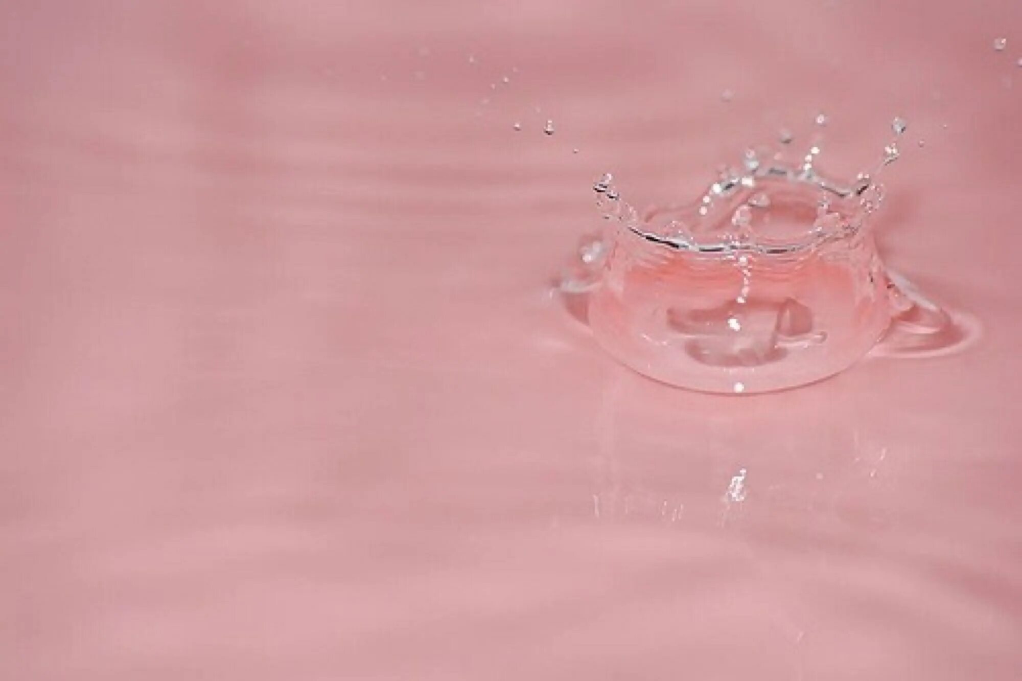 Вода розового цвета. Светло розовая вода. Розовая вода Эстетика. Прозрачная розовая вода. Как будет ласково вода