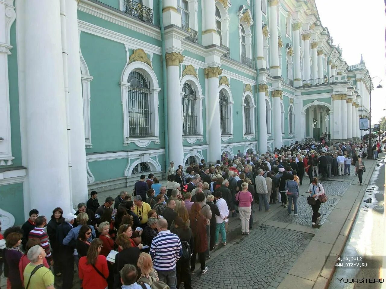 Как попасть в эрмитаж самостоятельно. Санкт-петербург очередь в эрмитаж. санкт-петербург эрмитаж очереди 2025. очередь в эрмитаж 2025. очередь в эрмитаж 2025.