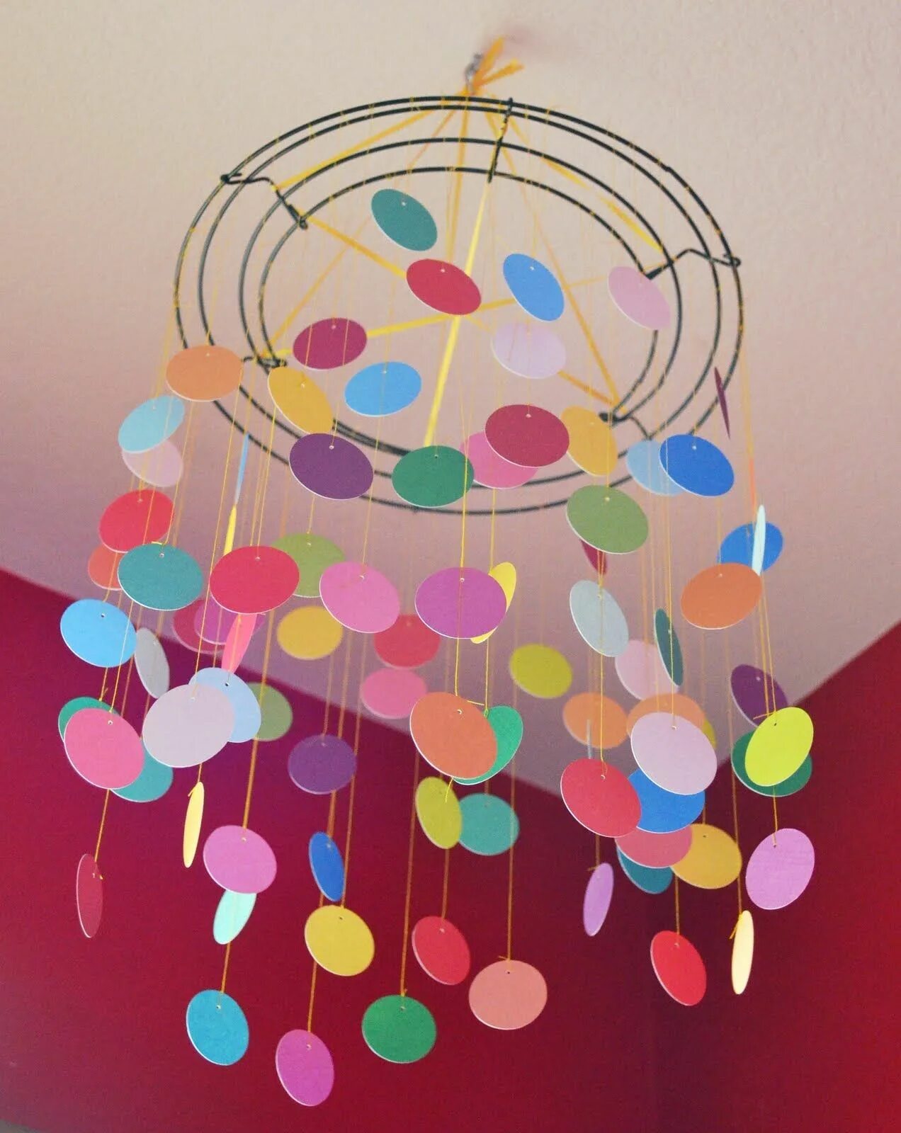 Как украсить цветной. Подвесные мобили из бумаги. Мобиль из бумаги своими руками. Разноцветное украшение потолка. Детское творчество мобили.