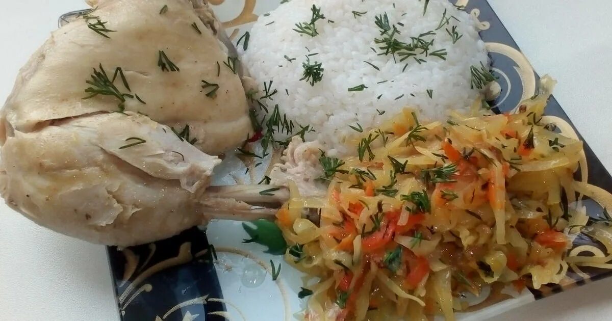 Вареная курица с рисом. Рис с капустой и курицей. Рис с отварной курицей. Куры отварные с рисом.