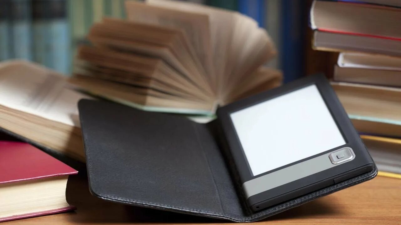 стол в библиотеке. интересные книги. стол «книга». книжный блог. не хватало нескольких книг.