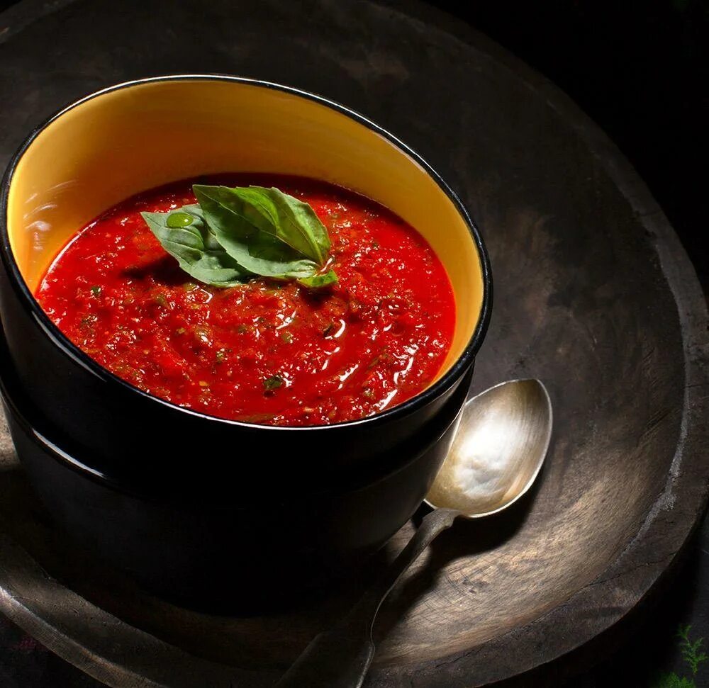 Суп из свежих помидоров рецепт. Помидорный суп гаспачо. Испанский гаспачо. Холодный суп гаспачо. Испанский томатный суп гаспачо.