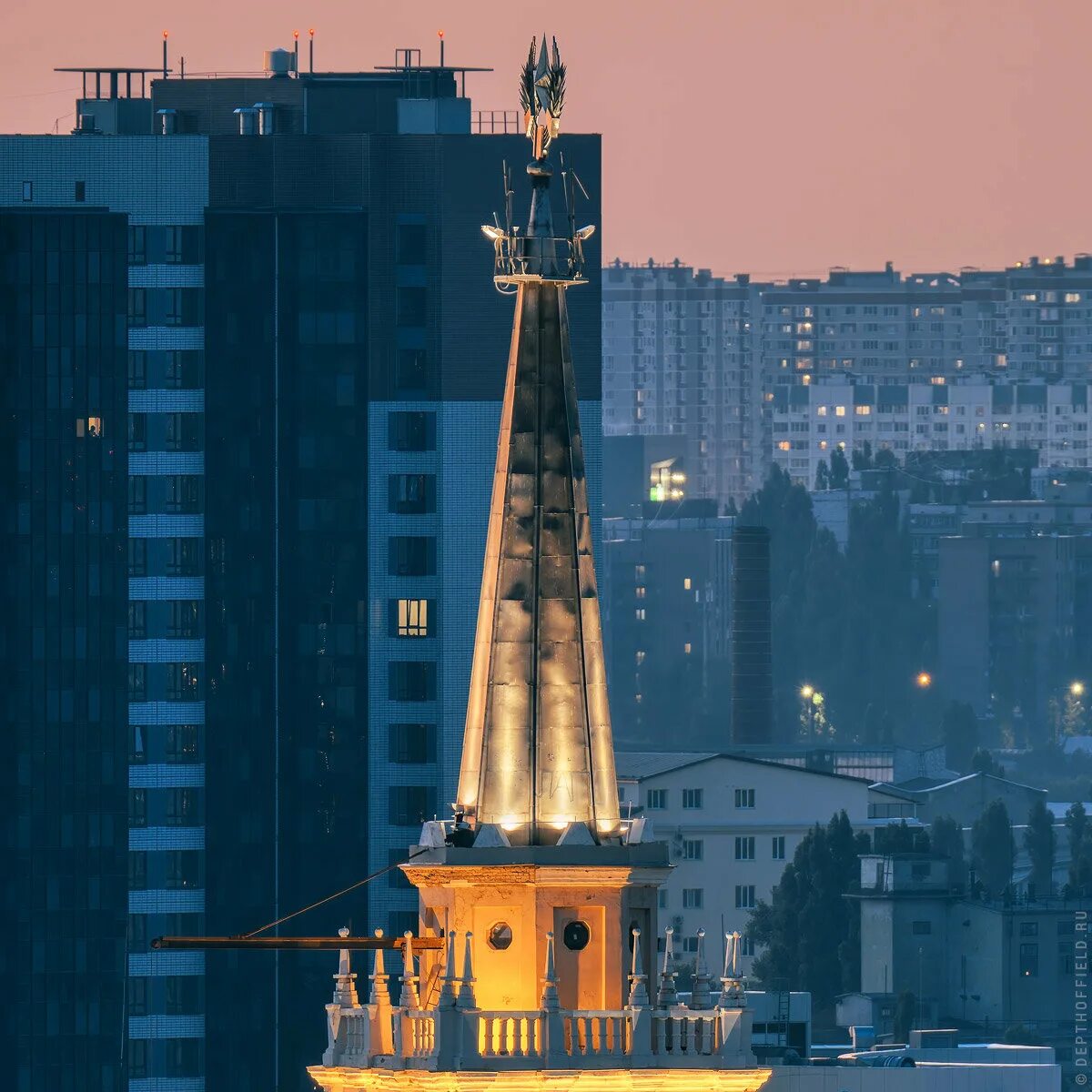 Игла адмиралтейства. Высотки барнаула со шпилем. Морвокзал сочи статуи. Шпиль на здании. Питер шпиль адмиралтейства.
