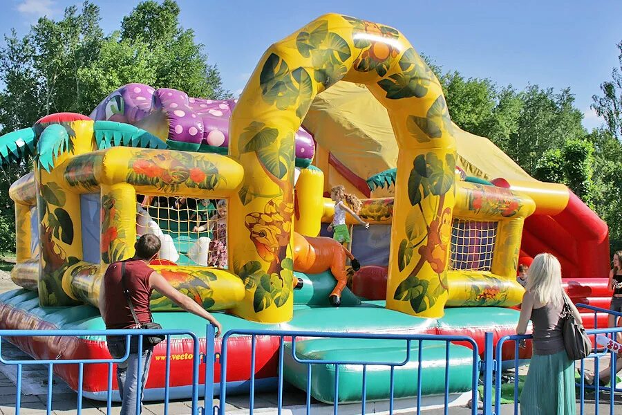 Парк развлечений батуты. Парк развлечений батуты. Парк развлечений батуты. Надувные аттракционы. Парк аттракционов батут.