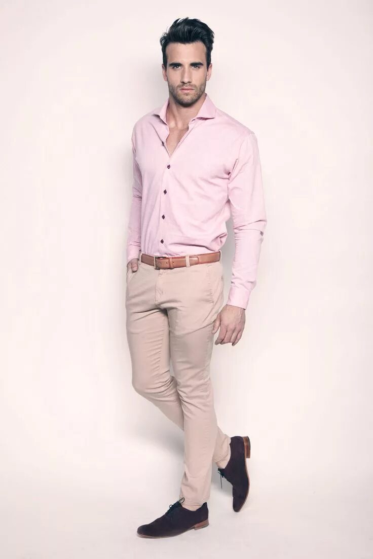 Semi men. Semi formal стиль одежды. полуделовой стиль у мужчин. розовая рубашка мужской стиль. бежевые брюки с розовой рубашкой.