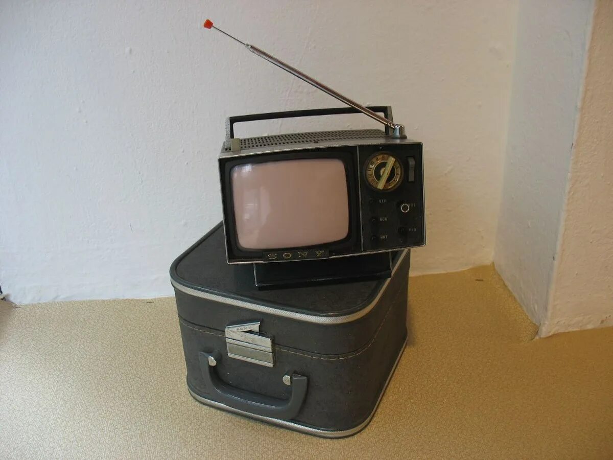 Теле микро. Sony tv5-303. Миниатюрный телевизор микрон МРБ.. Микро телевизор 1975. Советские микро телевизоры.