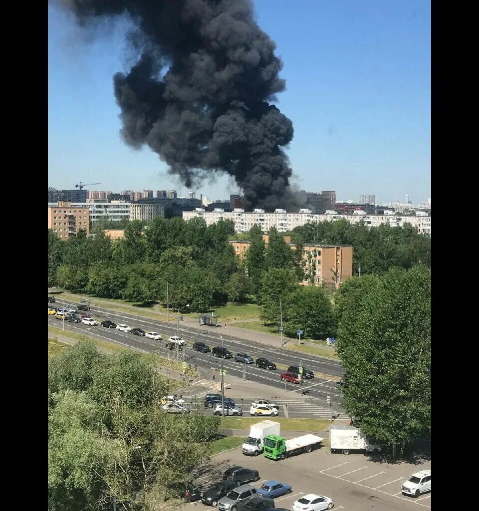 Пожар на юге Москвы сейчас Каширское шоссе. Взрыв на Каширском шоссе 2022. Пожар Каширское шоссе сейчас. Пожар на каширке. Где сгорел город