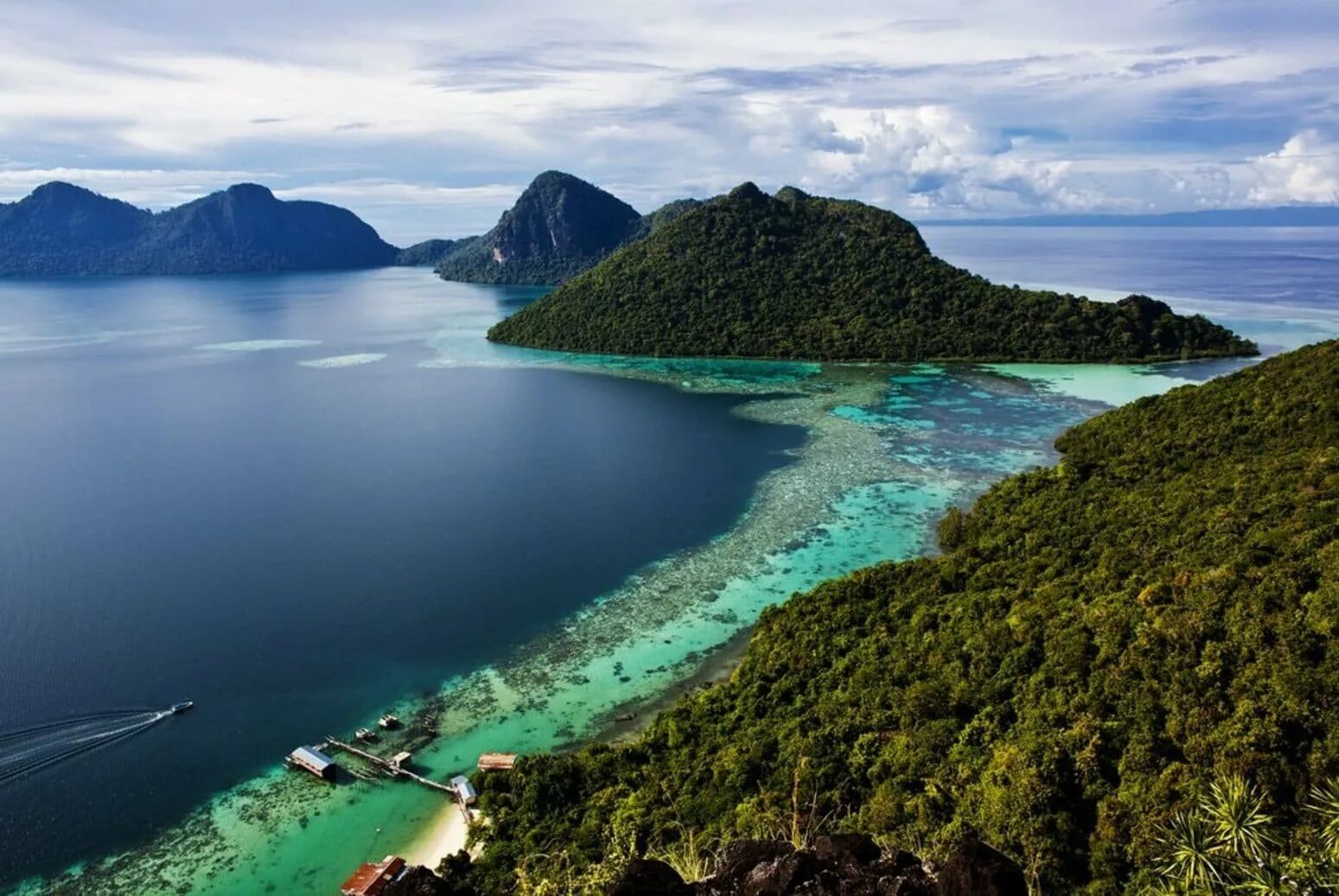 Средняя малайзия. Индонезия остров Калимантан. Борнео Малайзия. Индонезия Калимантан Борнео. Малайзия остров Sabah.