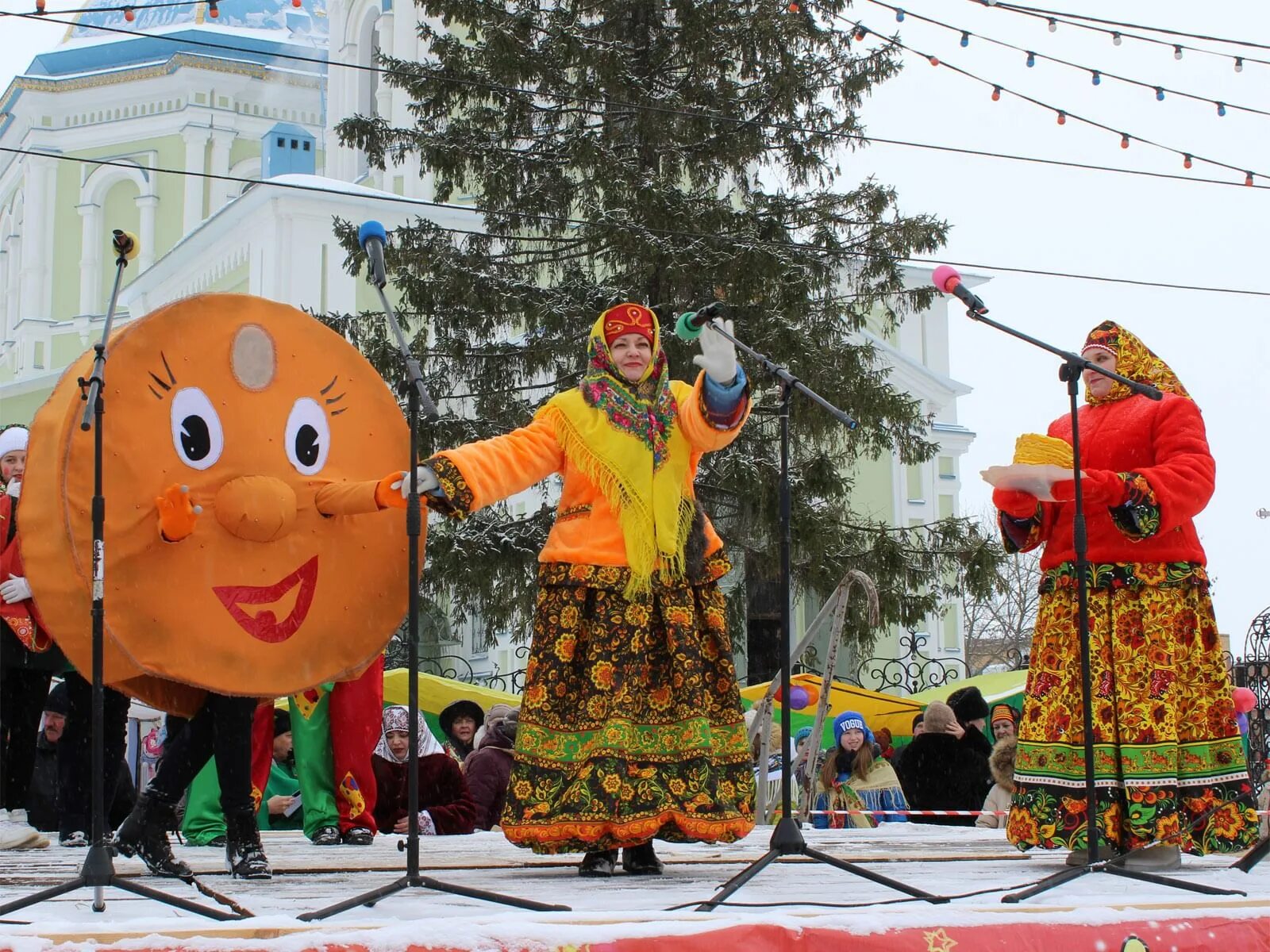 Проводы зимы в омске. Атрибуты Масленицы. Масленица атрибуты праздника. Костюм Масленицы. Персонажи на Масленицу.