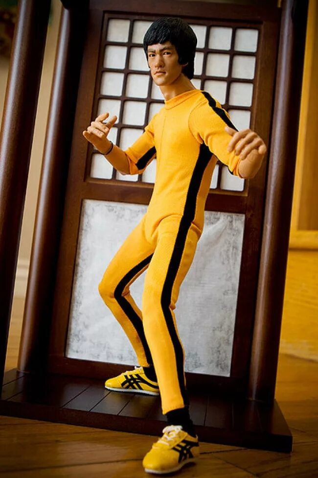 Брюс ли купить. Bruce Lee в желтом костюме. Bruce Lee костюм. Желтый костюм Брюса ши. Комбинезон Bruce Lee.