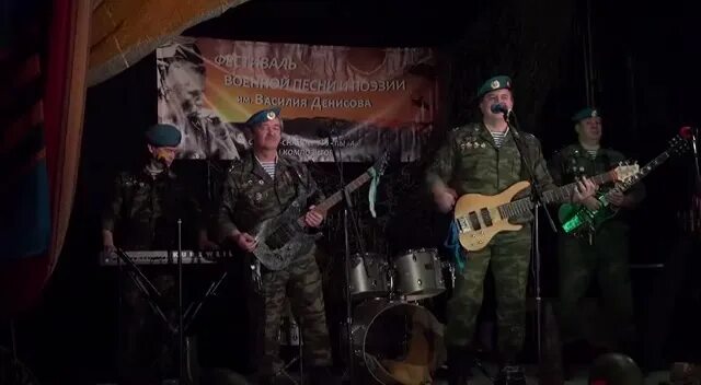 Голубые береты пластинка 1987. Берет голубой. Группа голубые береты 2019. Группа голубые береты. Голубые береты 2020.