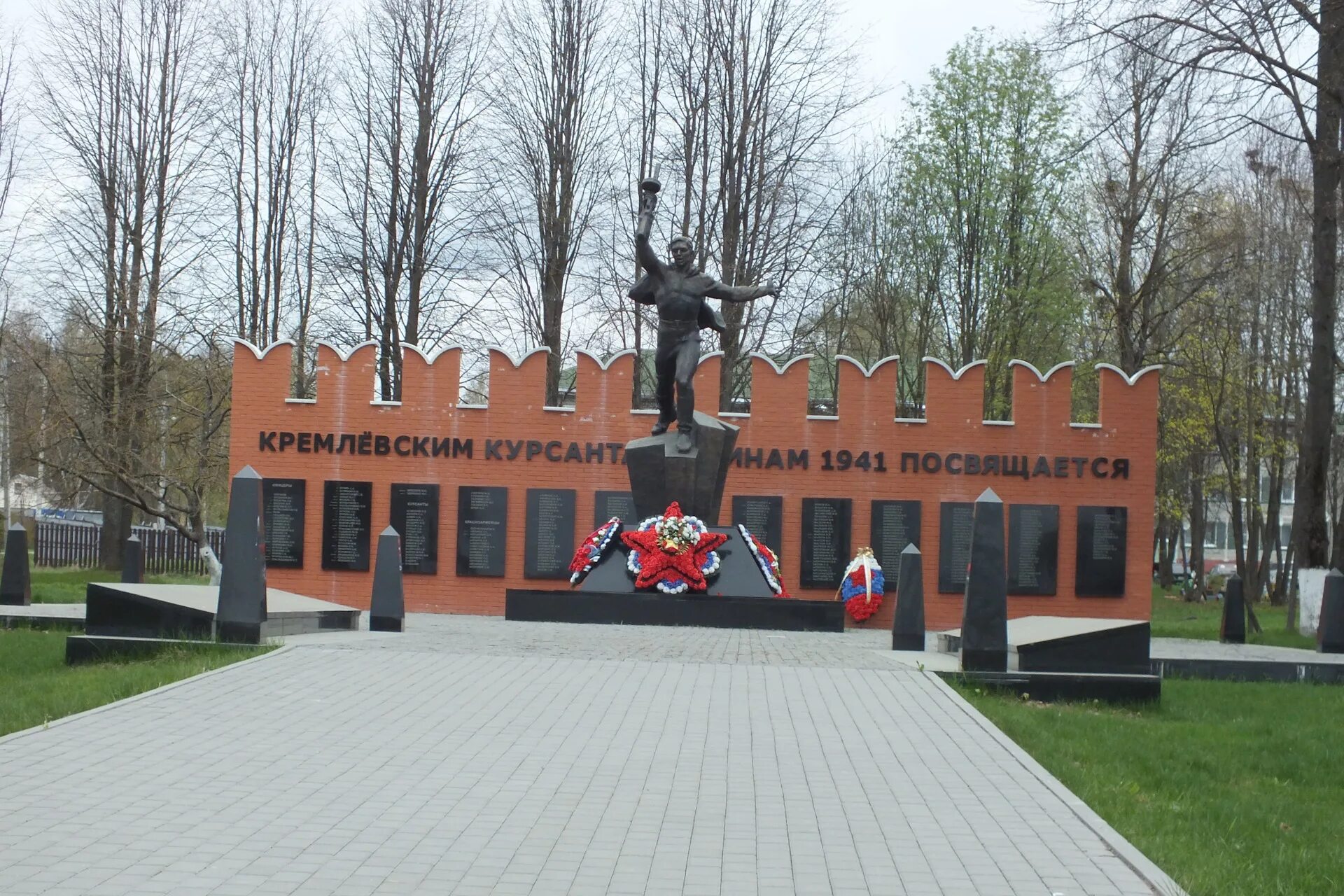 Какому событию посвящен памятник кремлевским курсантам