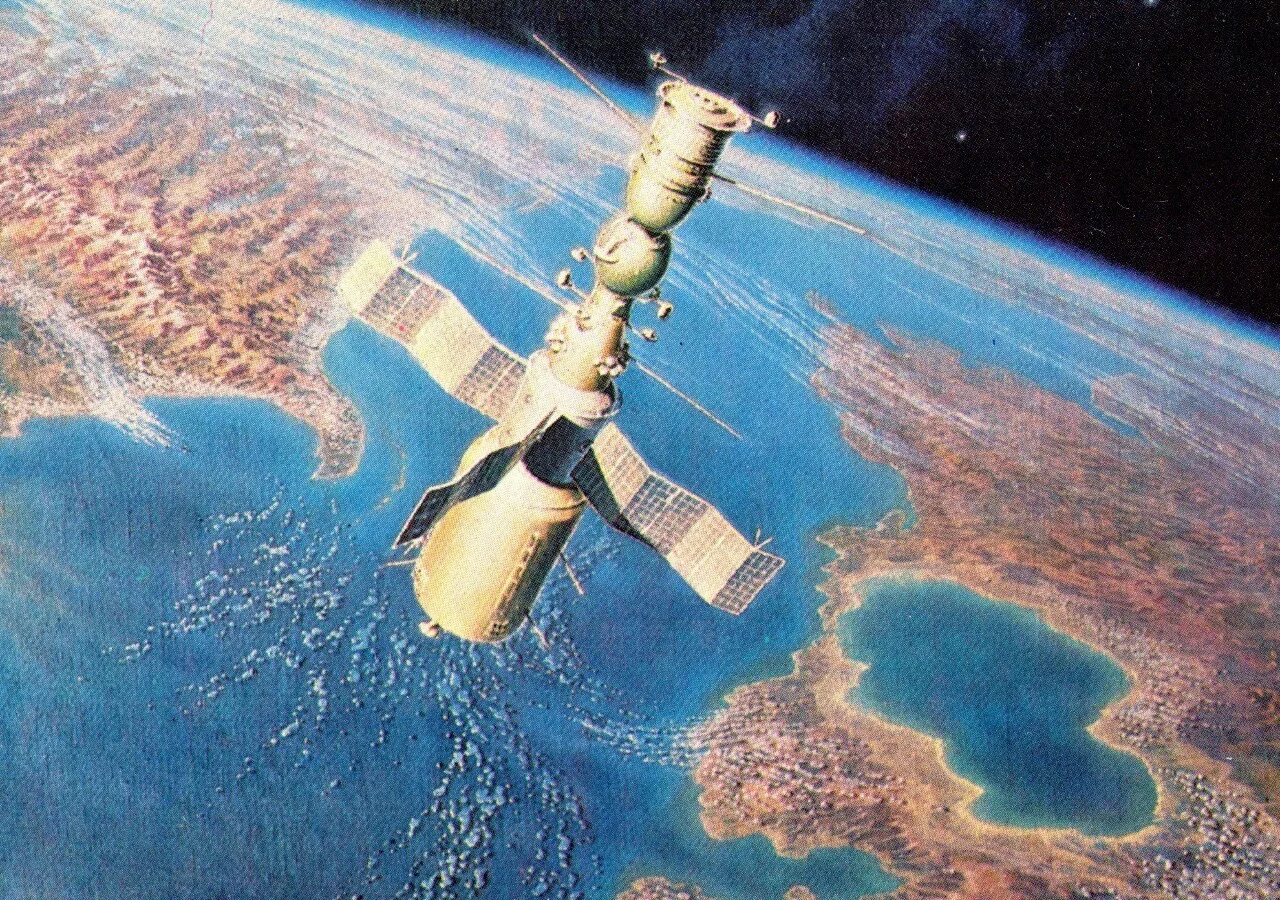 Первая космическая станция салют 1. Орбитальный комплекс салют-6. Орбитальный комплекс салют 4. Космическая станция салют 1. Орбитальный комплекс салют 1.