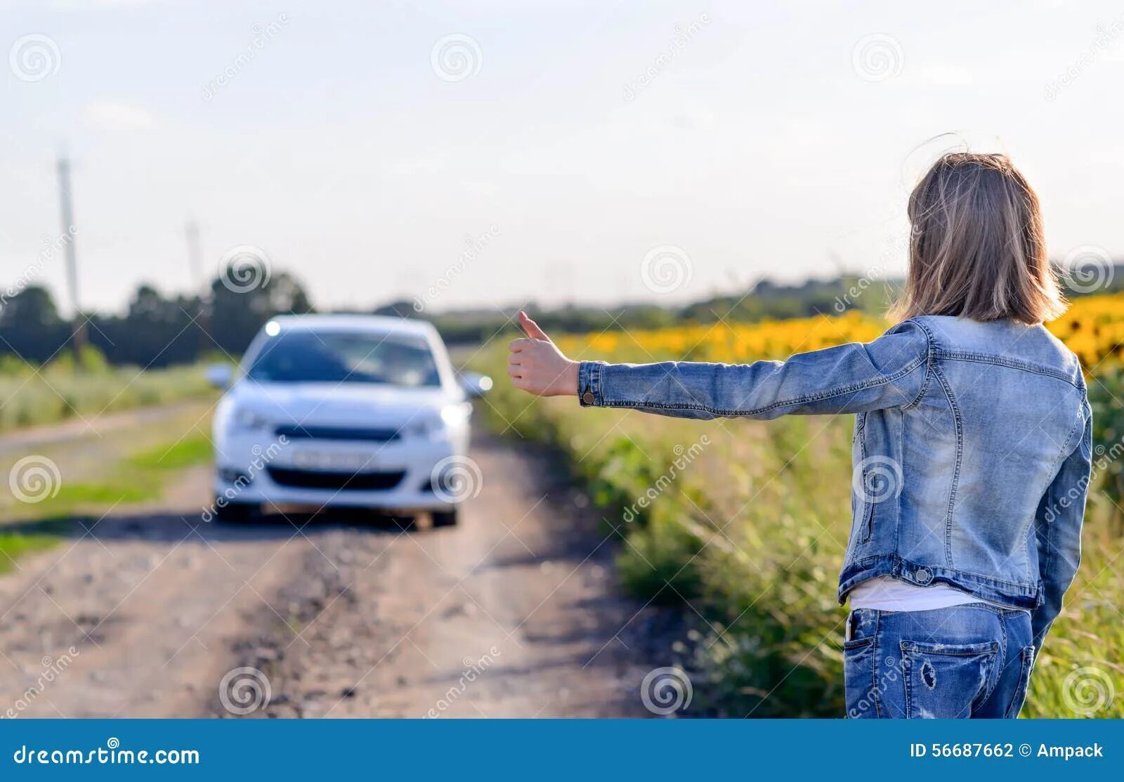 Follow me car. Девушка автостоп. Спросить дорогу. Она показала дорогу. Девушка голосует на трассе.