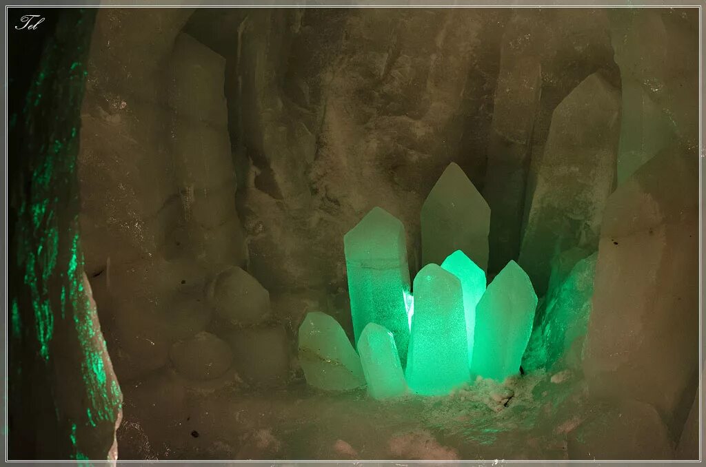 Кристалл шахты. Кунгурская Малахитовая пещера Малахитовая. Светящиеся Кристаллы. Светящиеся Кристаллы в пещерах. Пещера с драгоценными камнями.