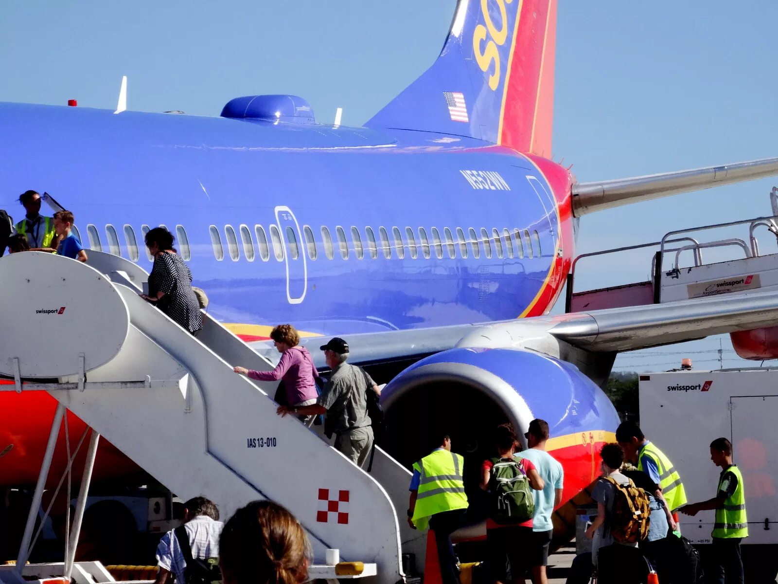 Внутри самолёта Southwest Airlines. Board the plane. Get on the plane. Costa Rica Airlines.