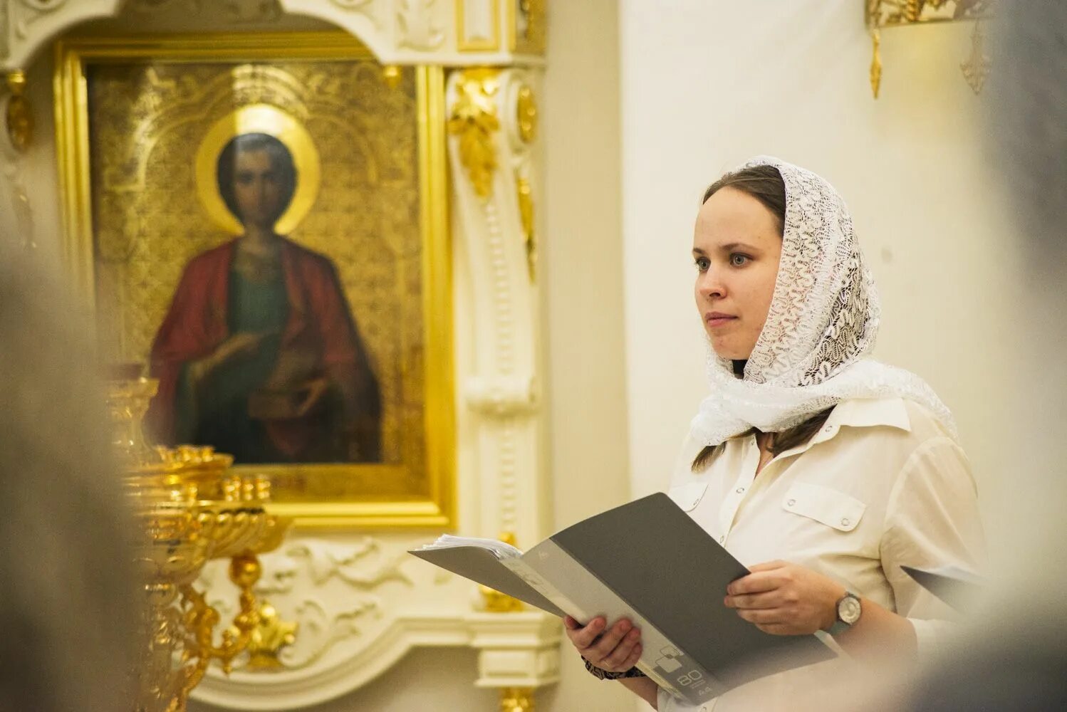 Духовное песнопение православной. Православная женщина. Женщина в храме. Православная девушка в храме. Красивые православные девушки.