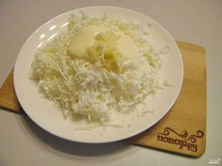 Майонеза плавленный сырок. Сыр с чесноком и майонезом. натертый сыр. плавленный сыр натертый с чесноком. тертым плавленным сыром.