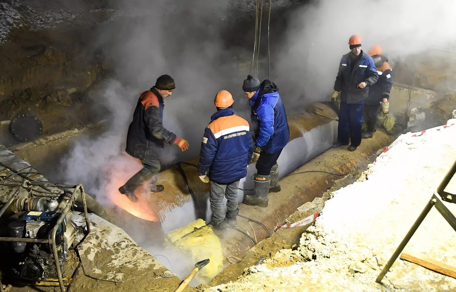 реконструкция тепловых сетей. разводящие тепловые сети. аварии на коммунальных системах жизнеобеспечения. разрыв трубопровода.