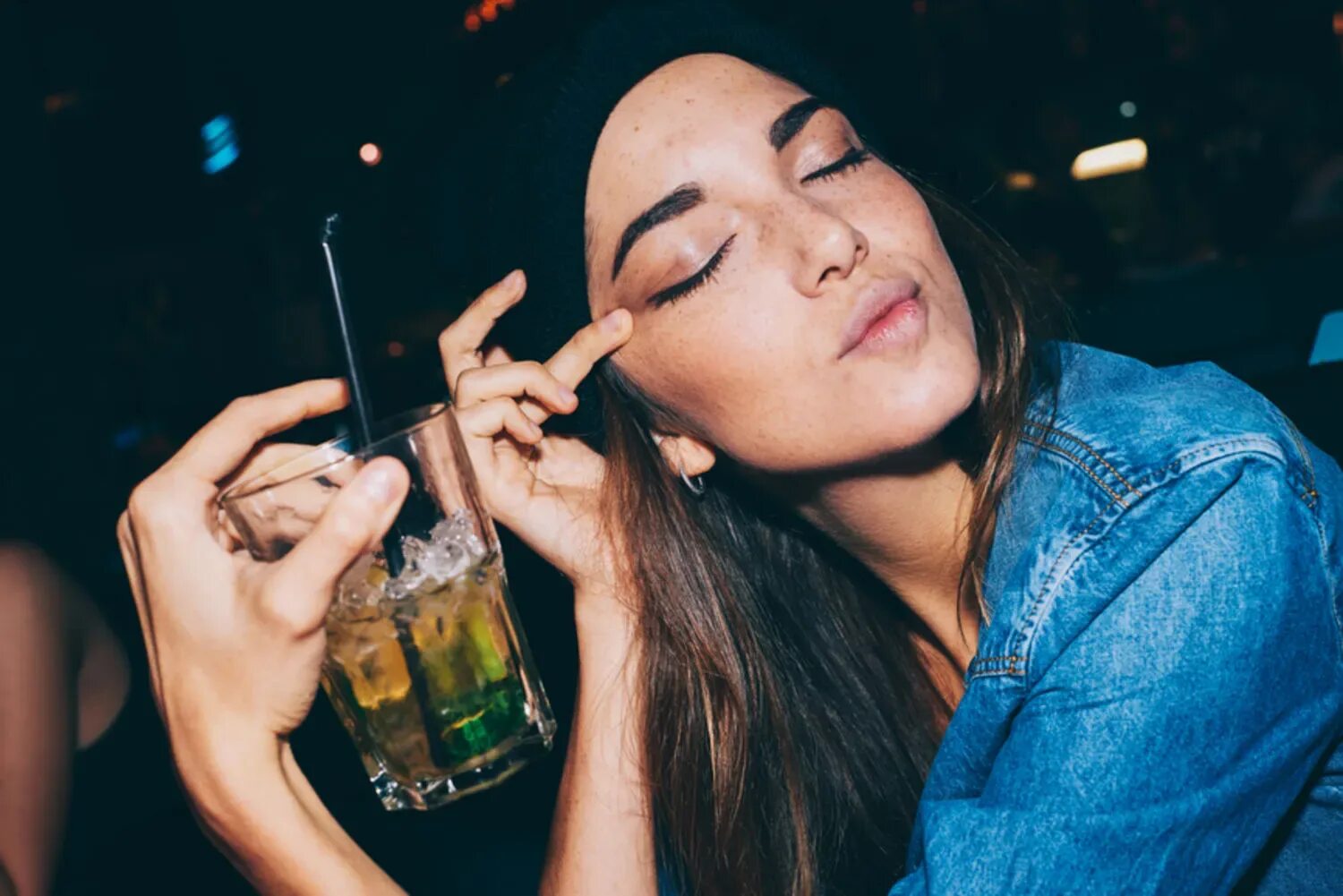 Женщина в баре. Drinks girls 18. Девушка с бокалом. Девушка с коктейлем. Развлечения пьяных девочек.