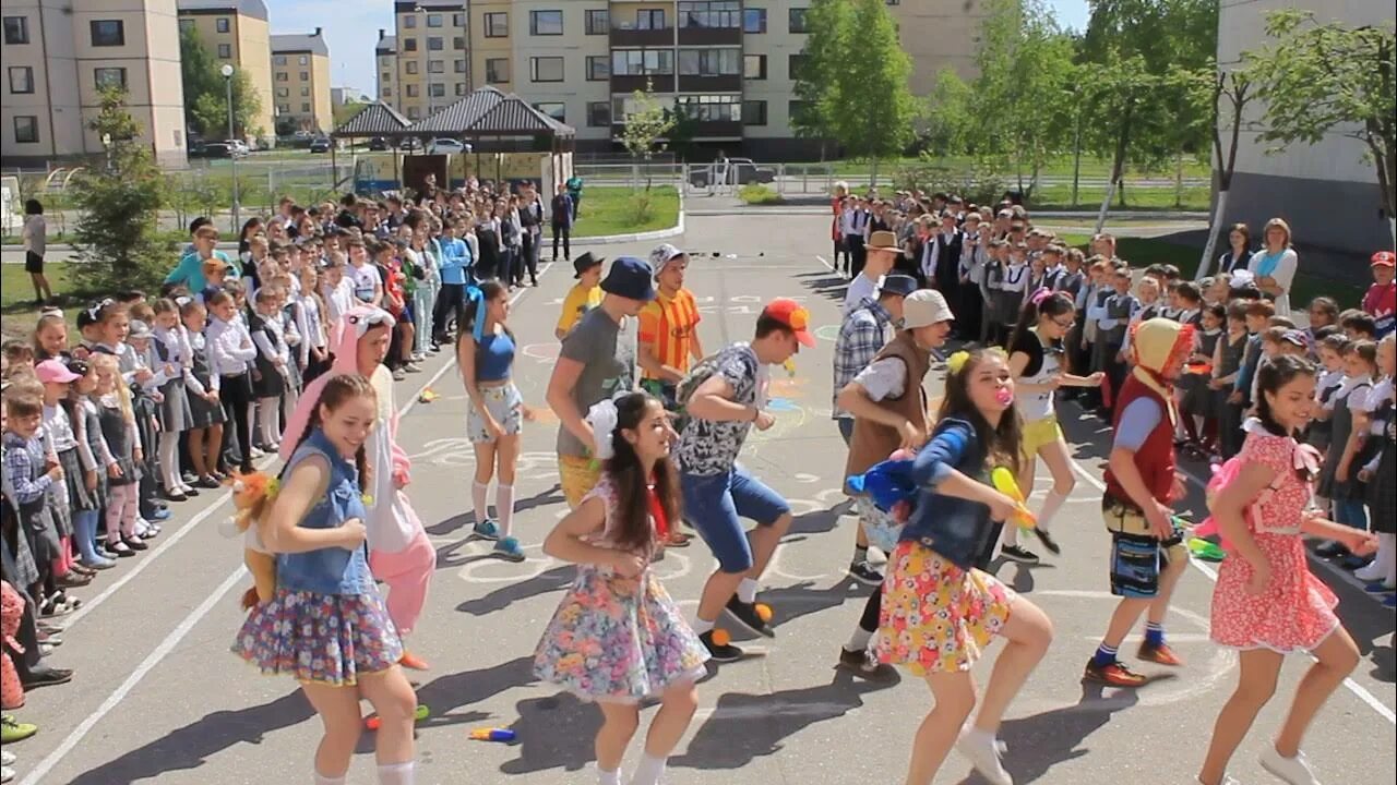 Флешмоб 11 класс. День детства в 11 классе. лень детства 11 класс. день детства в школе 11 класс. флэшмоб 11 класс.