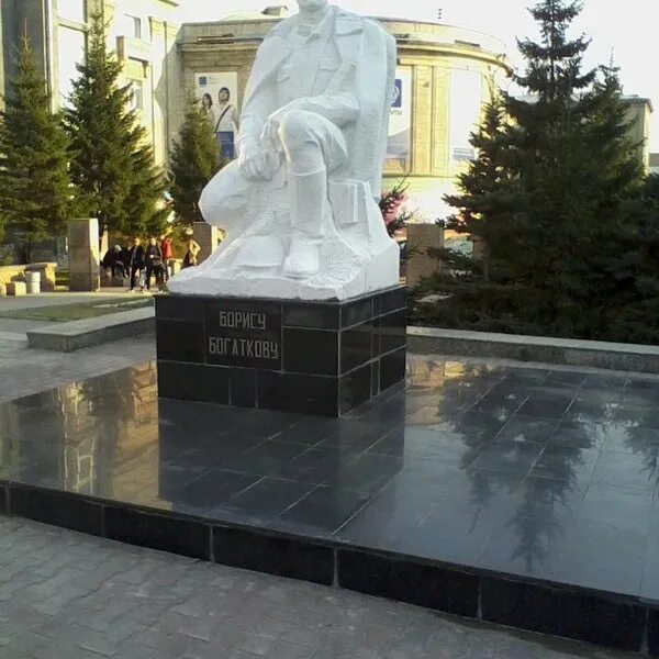 Памятник богаткову новосибирск. Памятник бориса богаткова. Памятник богаткову новосибирск. Памятник богаткову новосибирск. Памятник борису богаткову в новосибирске.