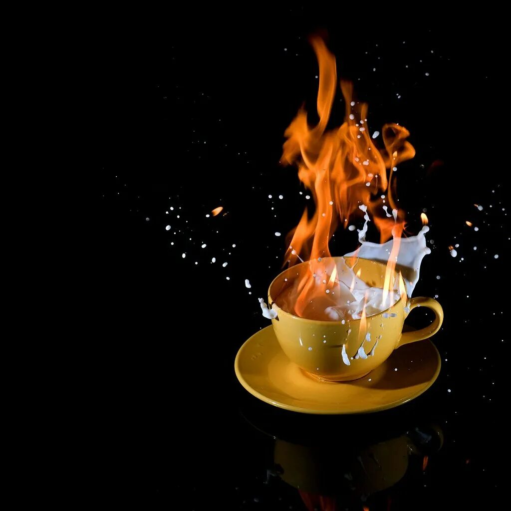 Горячий чай. Осенний кофе сюрреализм. Наверное в жизни главное уют. Теплого вечера. Доброе утро огонь.
