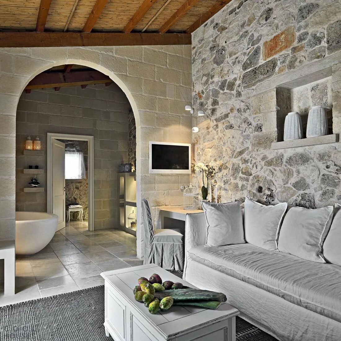Итальянский интерьер. Итальянский стиль в интерьере. Каменная стена в интерьере. Интерьер в современном Каменном стиле.