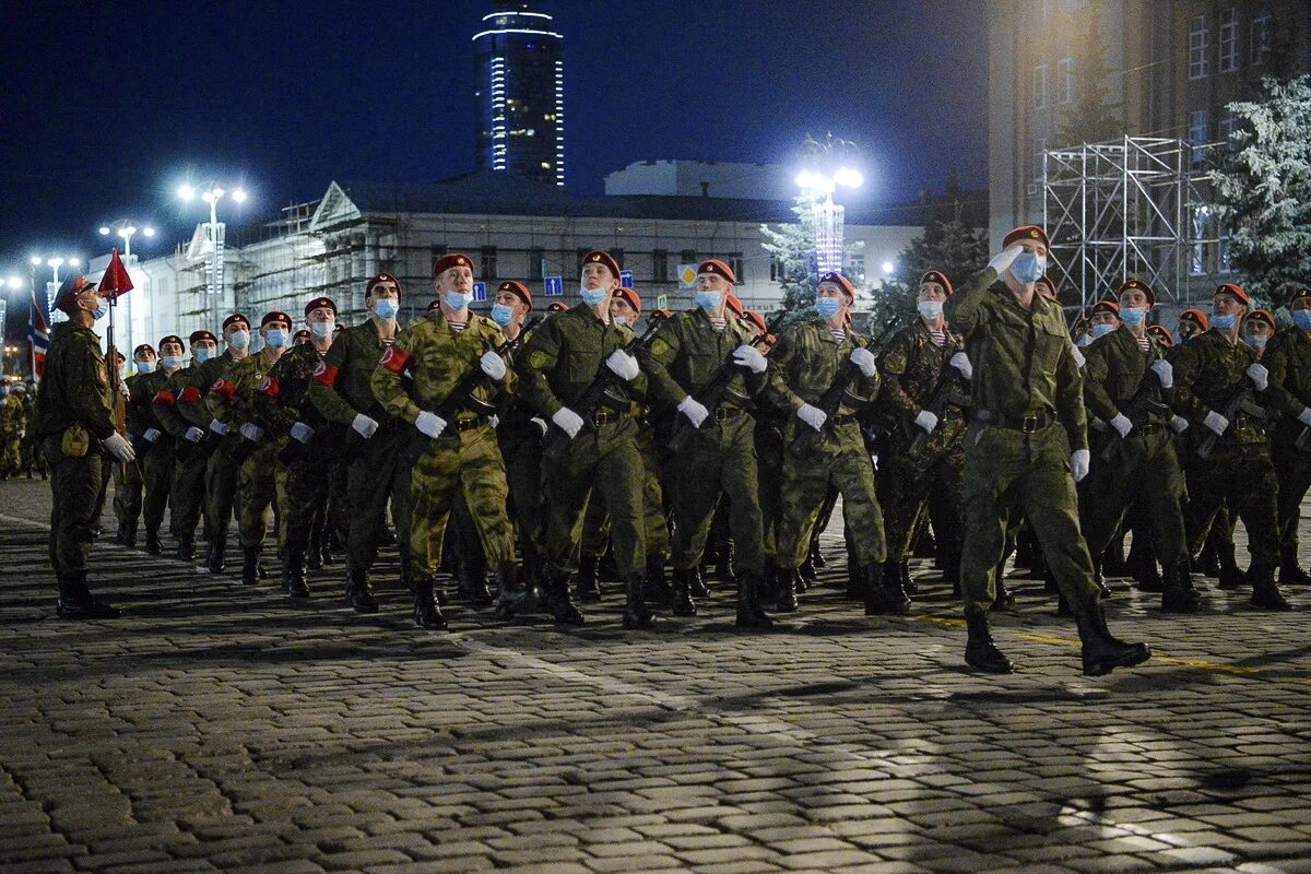 Репетиция парада Победы в Екатеринбурге 2021. Екатеринбург репетиция парада 2022. Репетиция парада Победы в Екатеринбурге. Парад 2020 года в Екатеринбурге. Ночной парад