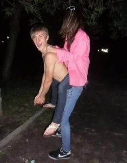 chico cargando a su novia sobre la espalda 