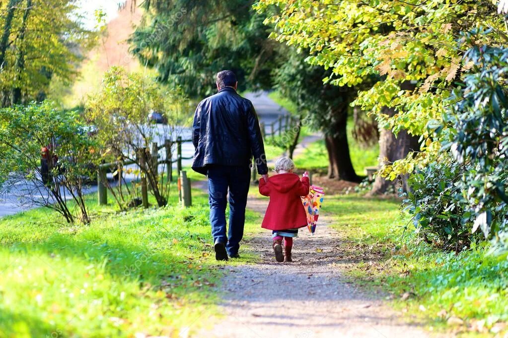 Дочка в папу пошла. Прогулка с папой. Девочка с папой в парке. Отец и дочь идут за руку. Папа гуляет с дочкой.
