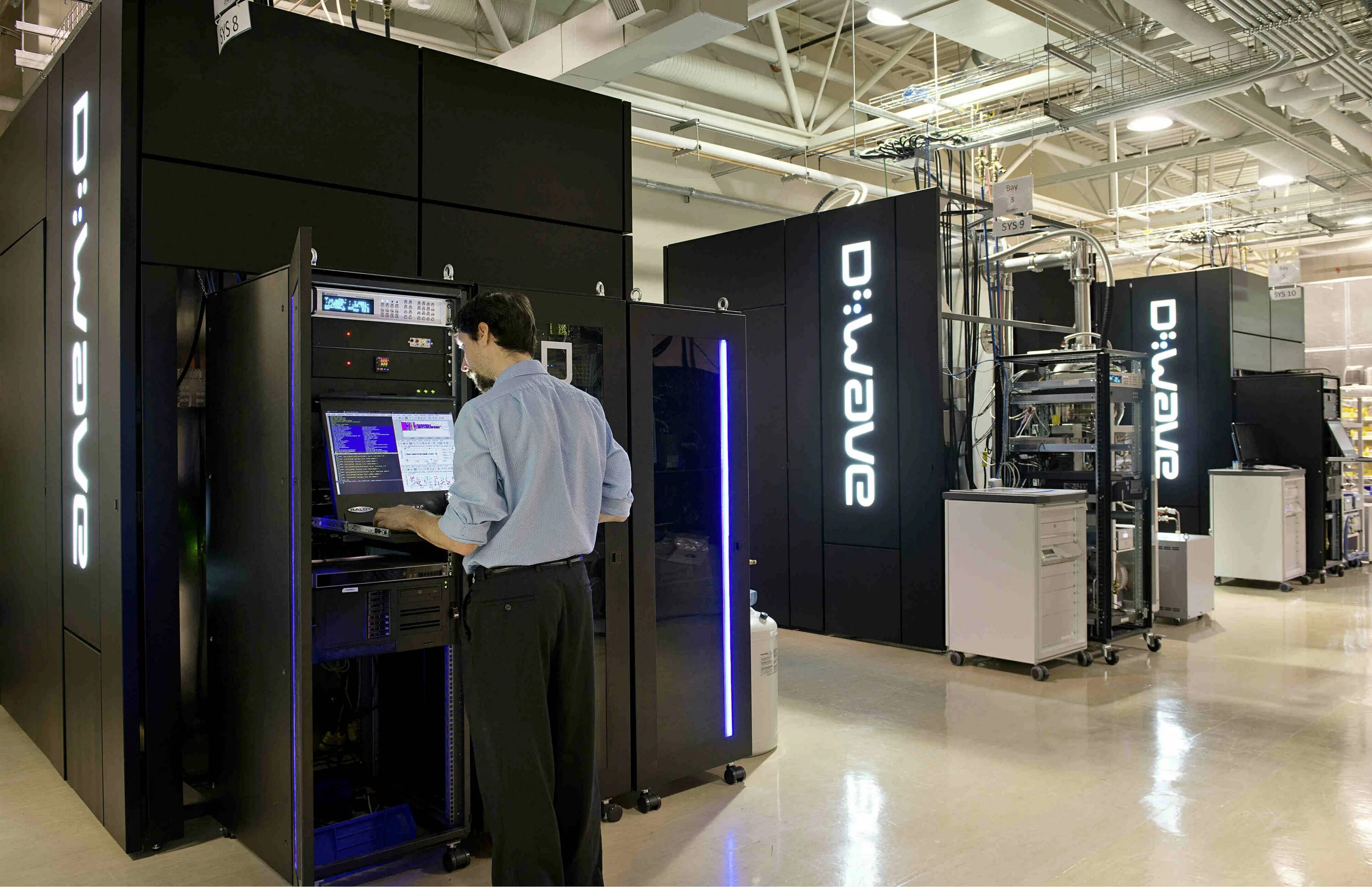 Квантовый компьютер d-Wave 2000q. D-Wave 2000q процессор. D-Wave Systems квантовый компьютер. IBM компьютеры 2020. The end machine the quantum phase 2024