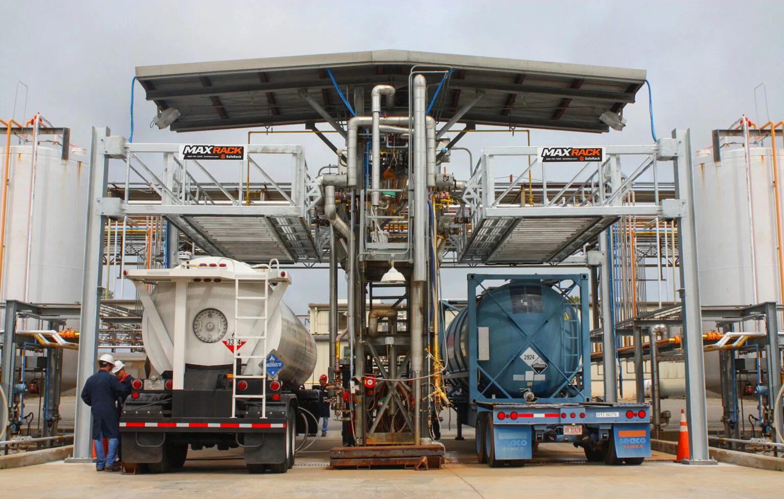 Loading platform. Barrier truck unloading. bitumen truck loading and unloading system. bulk loading from tank to tank. loading unloading module ul 86.