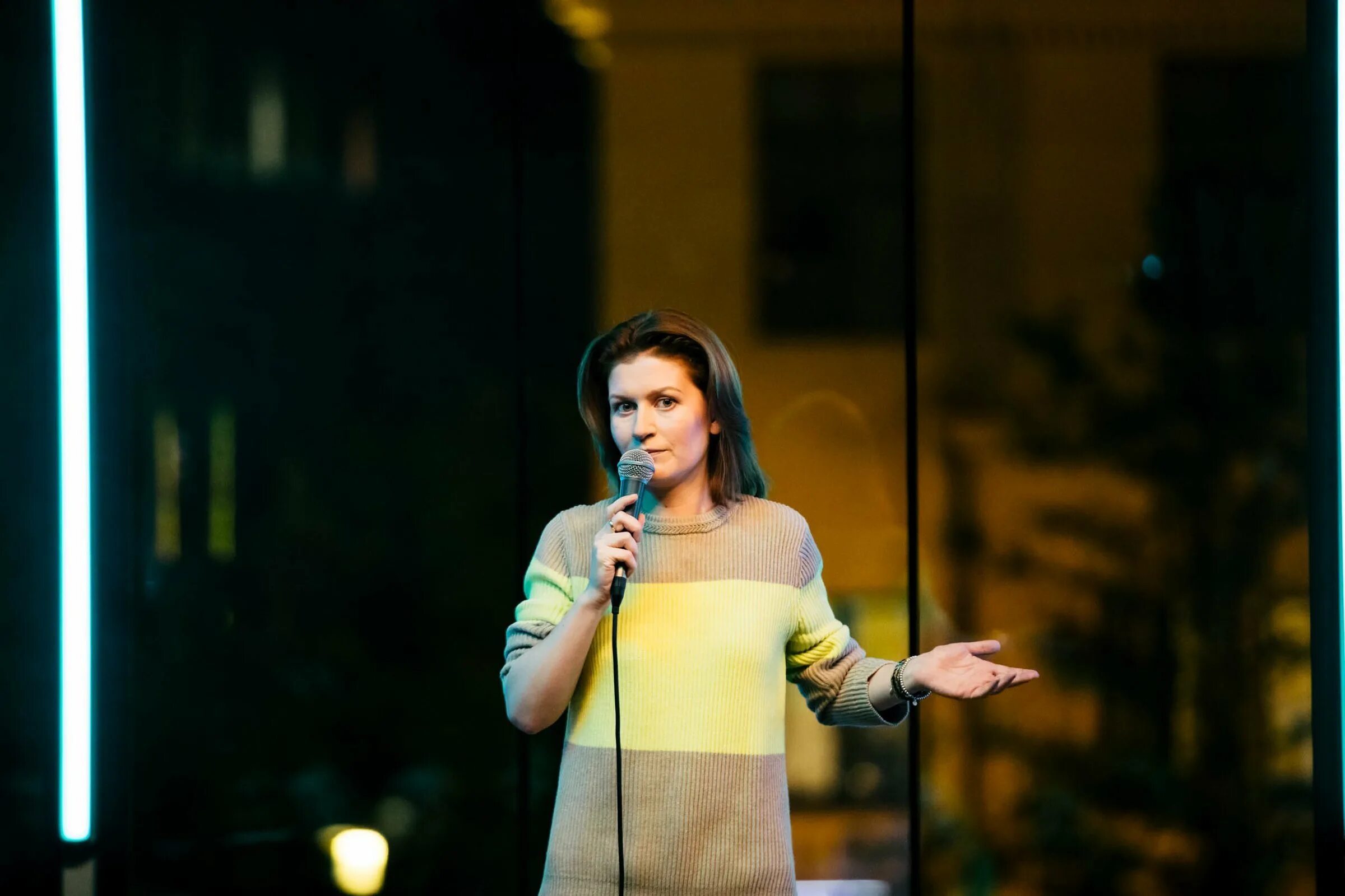 Стендаперша. Маргарита родина женский стендап. Stand up юлия ахмедова. Стендаперша. Женский стендап звезды.