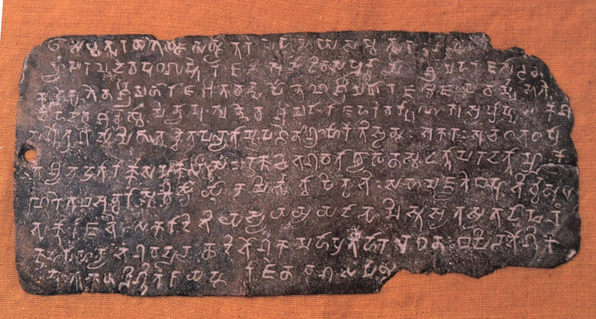 Древняя письменность Брахми. Брахми письменность Индии. Древние письмена Индии. Алфавит Брахми в древней Индии.
