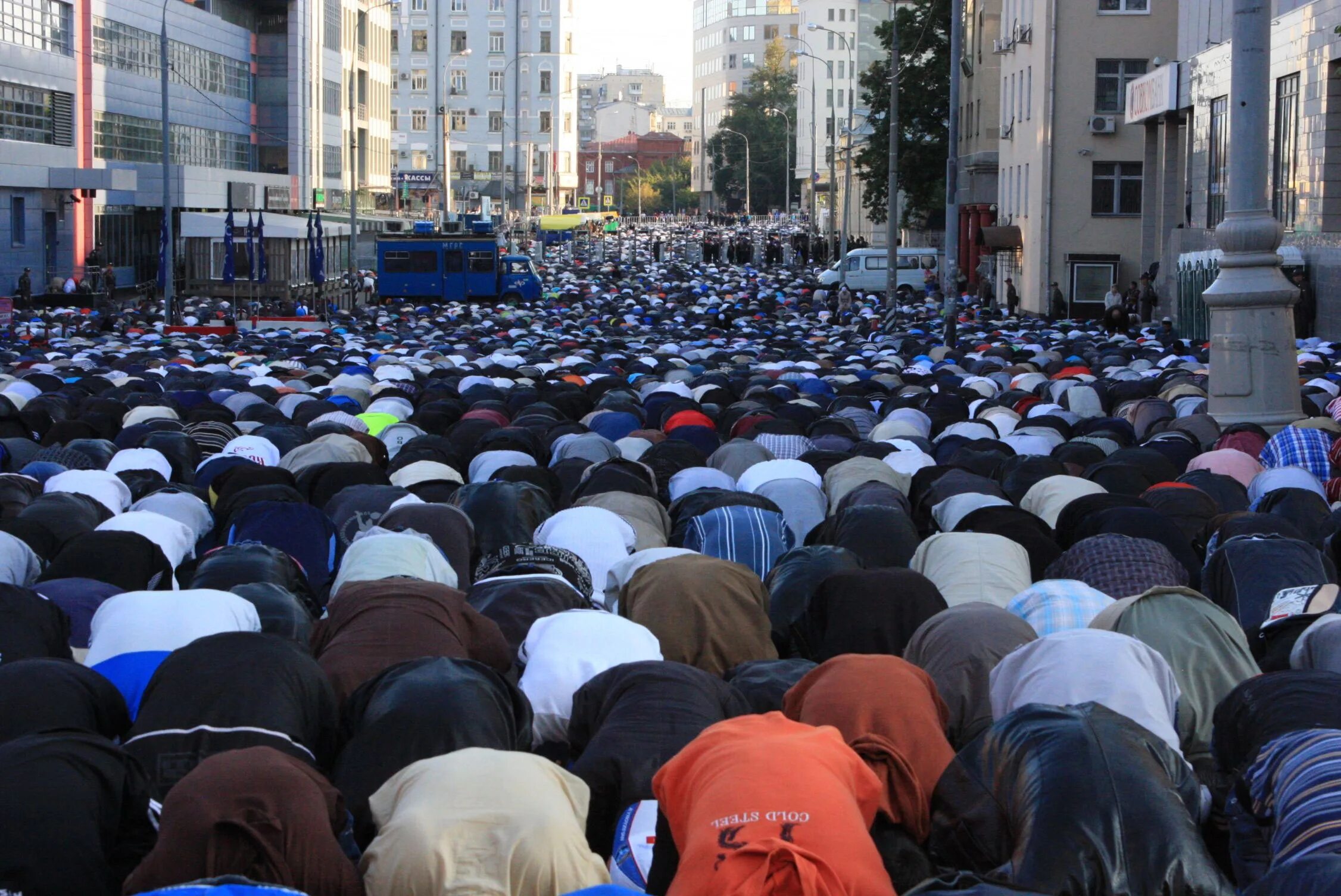Московская соборная мечеть москва. Moskova namaz. Мечеть в москве намаз. Ураза-байрам 2022 в москве фото. Джон байрам фото.