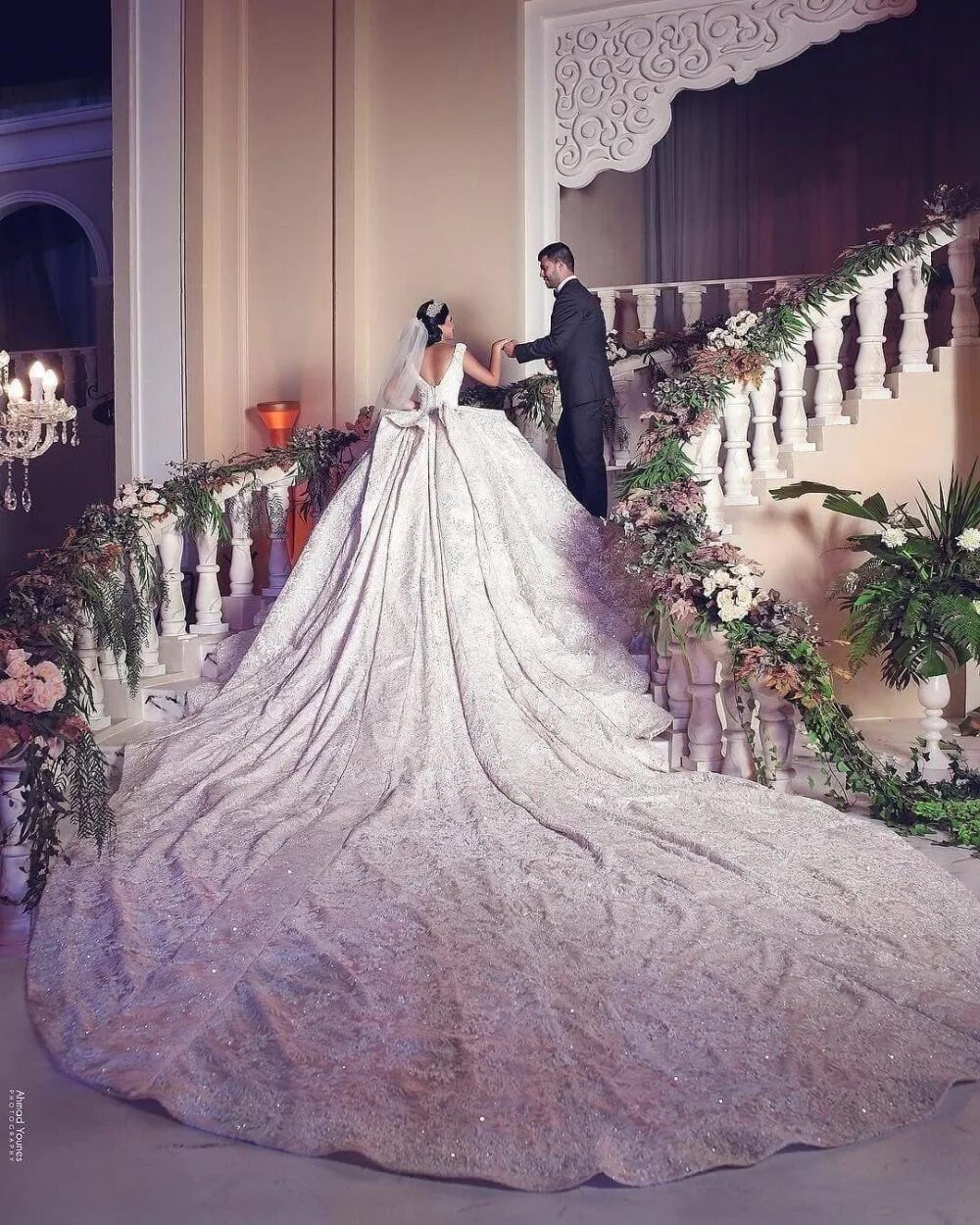 Самое длинное свадебное платье в мире. Бриллиантовое свадебное платье (the diamond wedding gown). Ball gown свадебные платья. Красивые свадебные платья пышные. Роскошные свадебные платья.