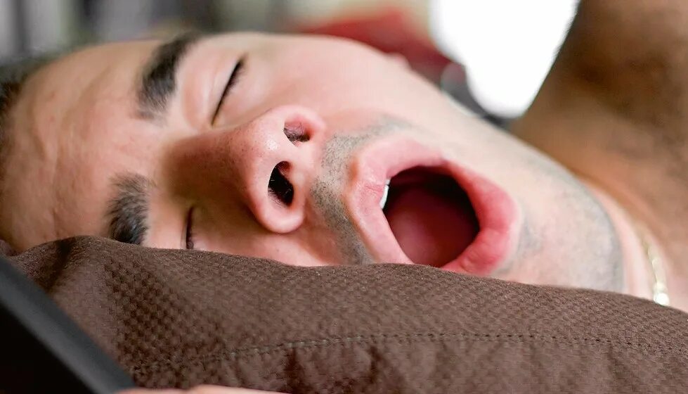 Спящий с открытым ртом. Спящий человек с открытым ртом.