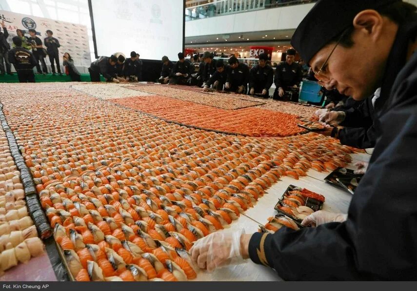 Огромное количество 6. Тим Янус рекорд суши. Огромные суши. Самые большие роллы в мире. Самый большой сет роллов в мире.