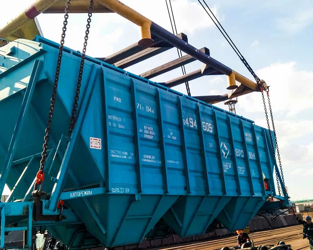 Разгрузка вагонов в порту. Вагон судно. Вагоны на судне. Вагон для сыпучих грузов. Вагон судно.