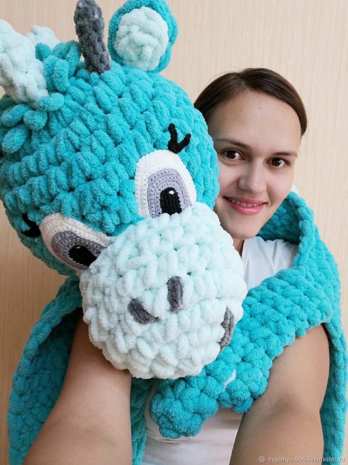 Остатки плюшевой пряжи. Плед из велюровой пряжи крючком. Остатки плюшевой пряжи. Из остатков плюшевой пряжи крючком. Alize puffy пряжа в корзинке.