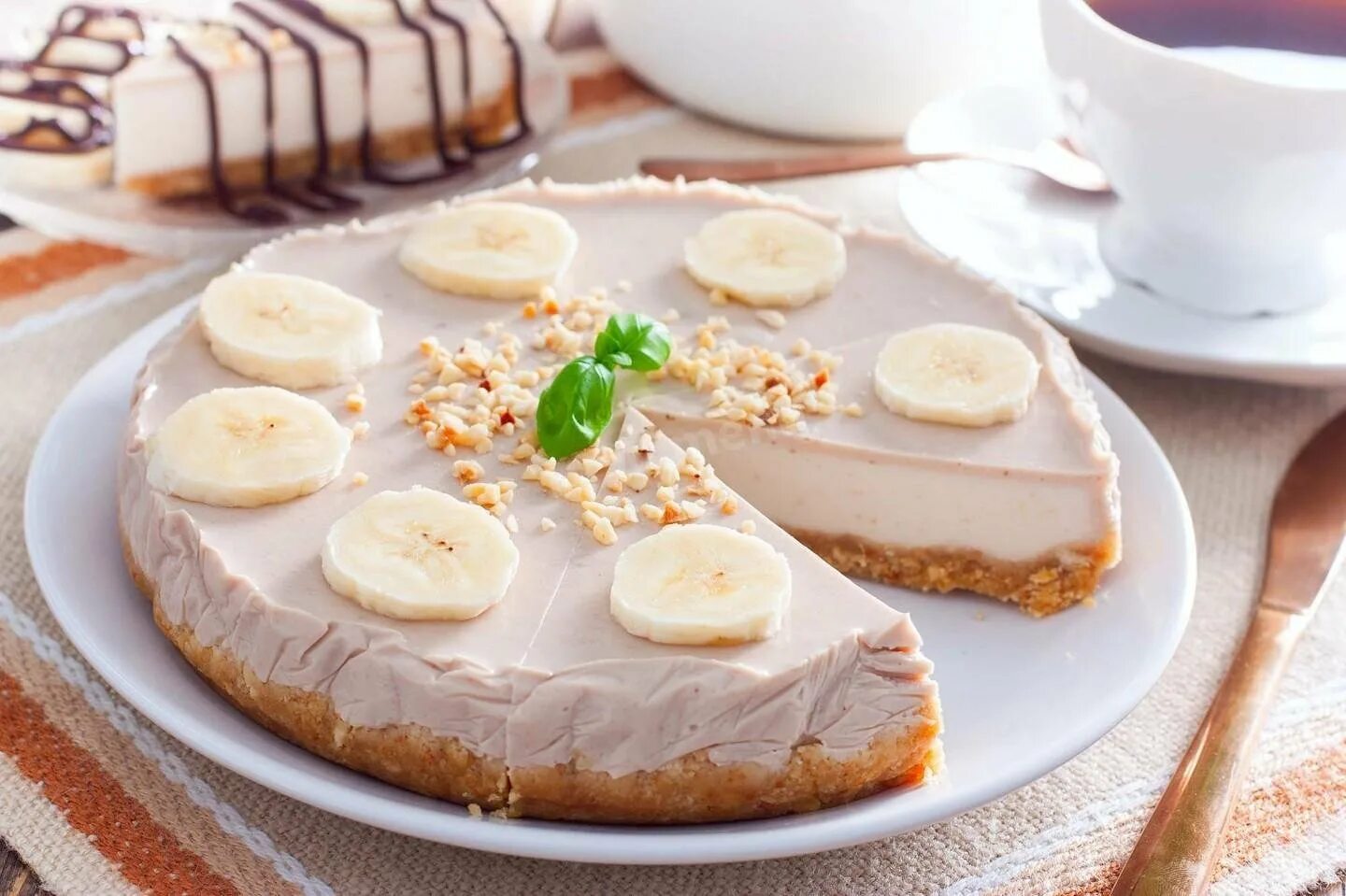 Творожный чизкейк рецепт без выпечки с печеньем. Торт банановый чизкейк. Банановый чизкейк с творогом без выпечки. Торт банановый чизкейк без выпечки. Яблочно-банановый чизкейк.