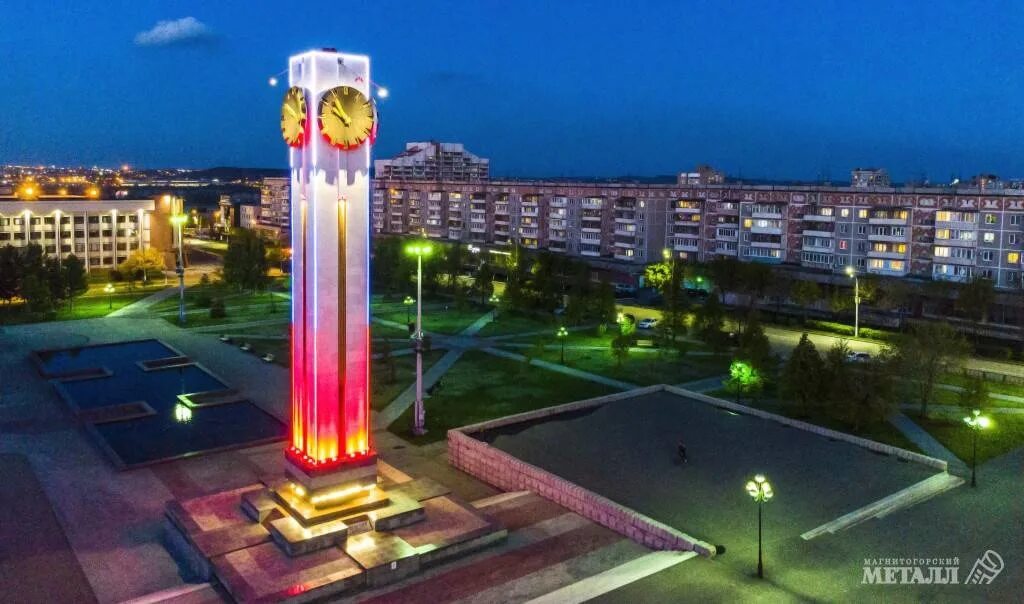 Магнитогорск день города. Магнитогорск салют. Магнитогорск день города. Сцена на набережной день города магнитогорск. Салют в парке.