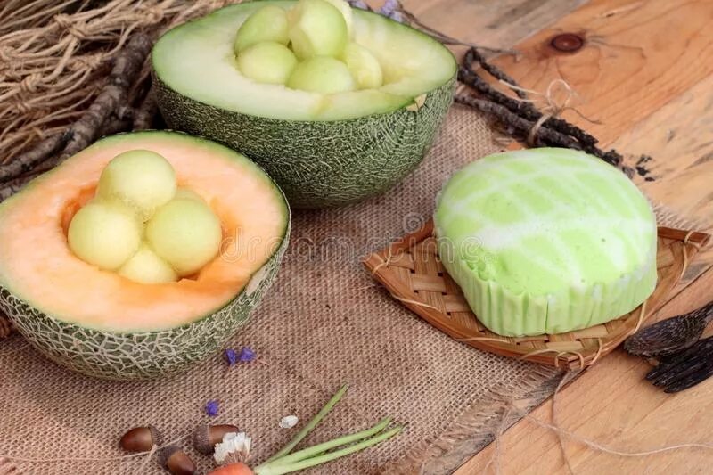 Торт с дыней. Прослойка для торта из дыни. Дыни торт. Торт украшенный дыней. Дынный торт.